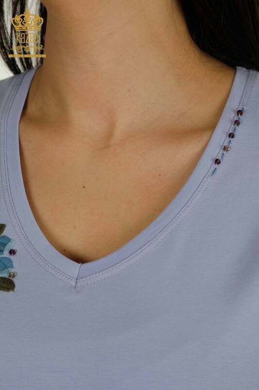 Женская блузка оптом с яркой цветочной вышивкой сиреневого цвета - 79455 | КАZEE