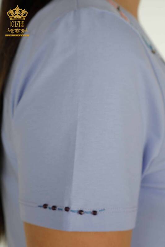 Женская блузка оптом с яркой цветочной вышивкой сиреневого цвета - 79455 | КАZEE