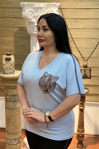 оптовая женская блузка с V-образным вырезом и тигром, украшенная вышивкой из хрусталя - 76577 | Каzee - Thumbnail