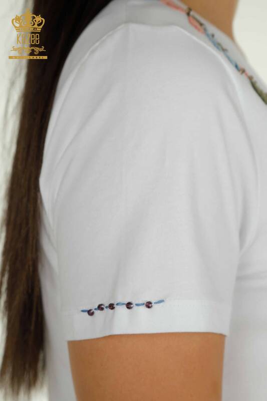 Оптовая женская блузка с красочной цветочной вышивкой белого цвета - 79455 | КАZEE