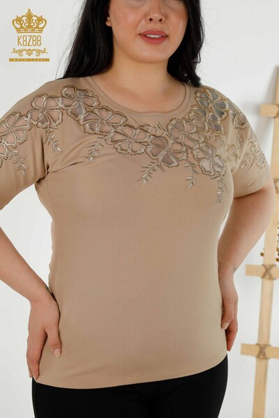 Женская блузка оптом с цветочным узором бежевого цвета - 79049 | КАZЕЕ - Thumbnail
