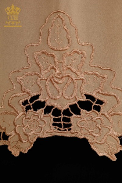Женская блузка с цветочной вышивкой оптом, бежевая - 79127 | КАZEE - Thumbnail