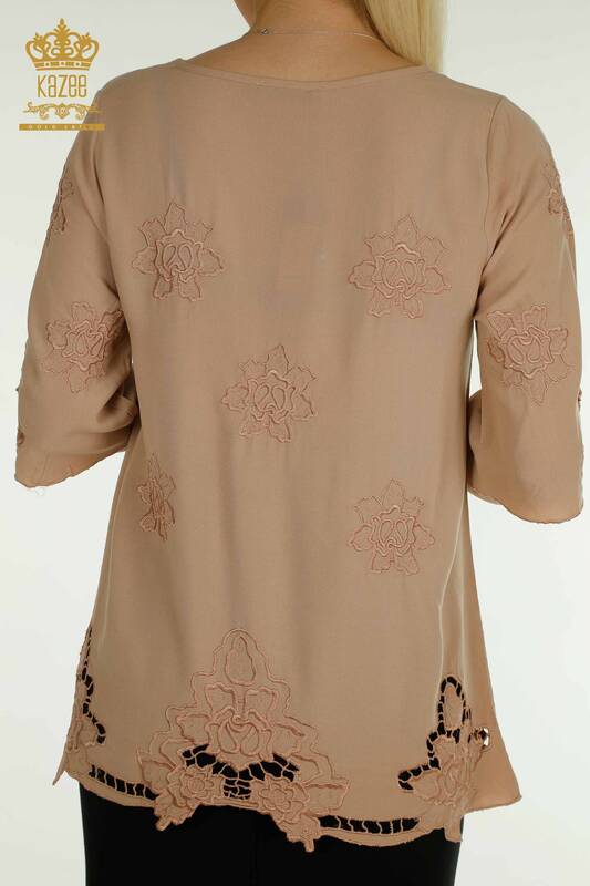 Женская блузка с цветочной вышивкой оптом, бежевая - 79127 | КАZEE