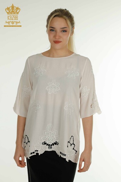 Kazee - Женская блузка с цветочной вышивкой оптом, экрю - 79127 | КАZEE
