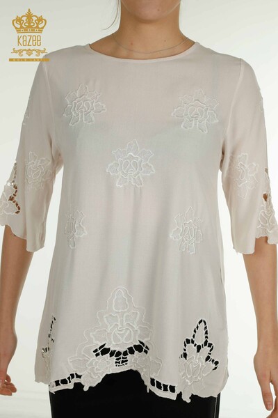 Женская блузка с цветочной вышивкой оптом, экрю - 79127 | КАZEE - Thumbnail (2)
