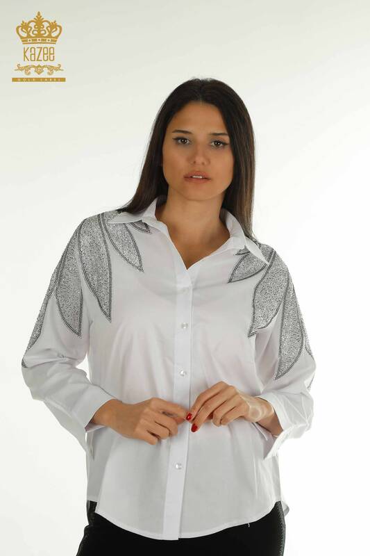 Женская рубашка белого цвета с деталями на плечах оптом - 20478 | КАZEE