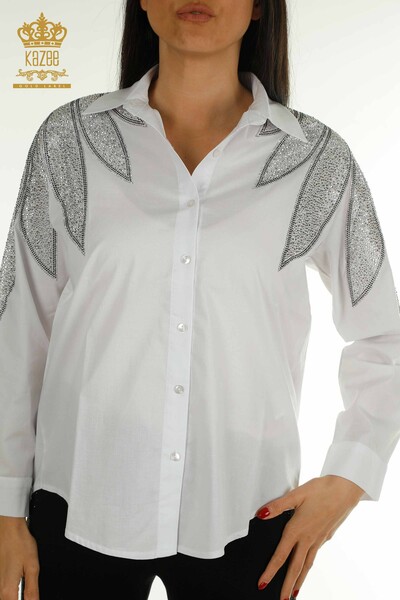 Женская рубашка белого цвета с деталями на плечах оптом - 20478 | КАZEE - Thumbnail