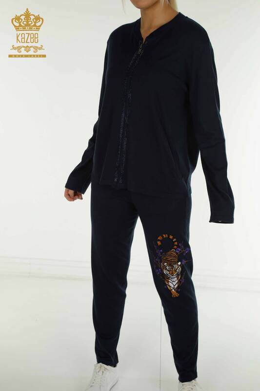 Оптовая продажа женского спортивного костюма с вышивкой камнями темно-синего цвета - 16662 | КАZEE