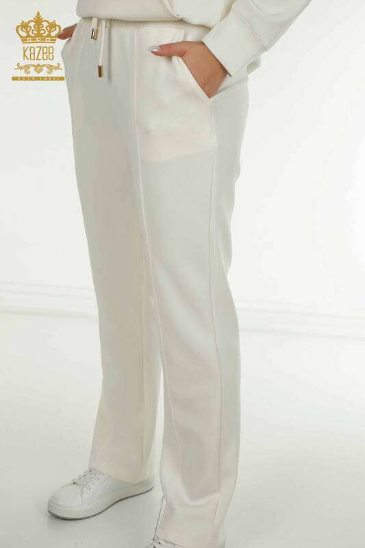 Женский спортивный костюм оптом с карманом и капюшоном цвета экрю - 17627 | КАZEE