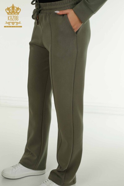 Женский спортивный костюм оптом с капюшоном и карманами цвета хаки - 17627 | КАZEE - 10