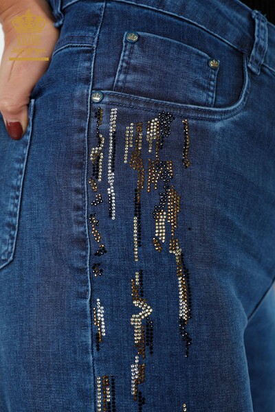 Женские джинсы оптом в полоску с вышитыми камнем карманами - 3544 | КА>ЕЕ - Thumbnail