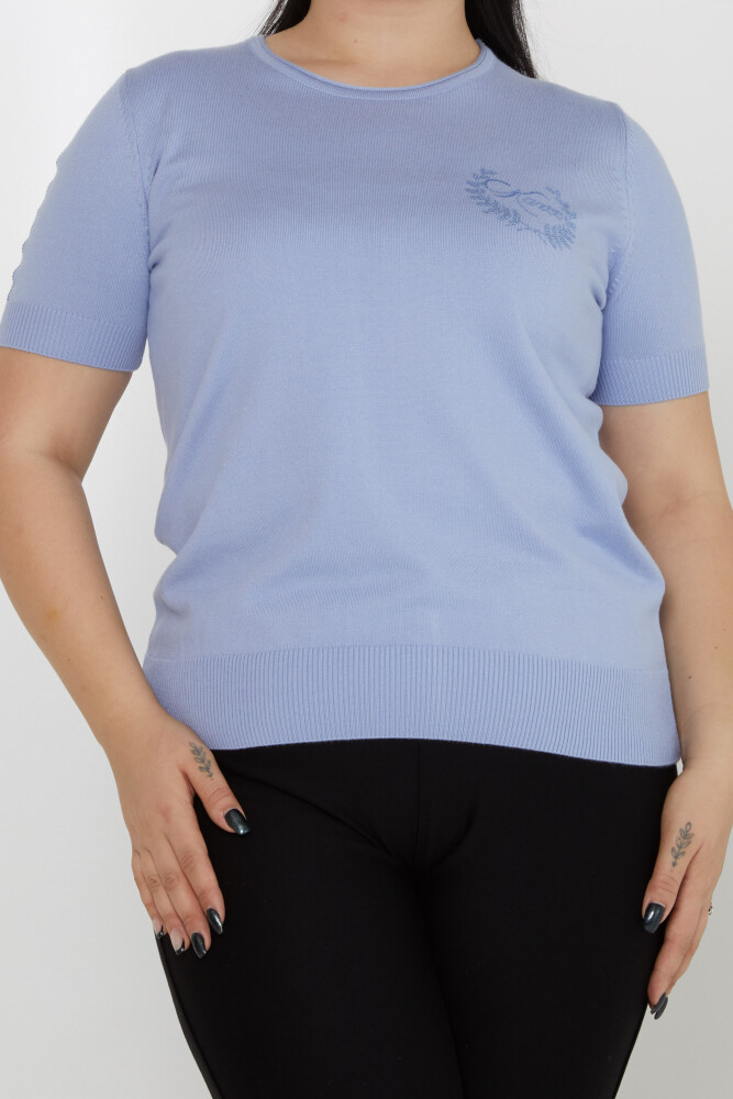 Sweter dzianinowy Stone haftowany z krótkim rękawem w kolorze niebieskim - 31773 | KAZEE (Zestaw 3 sztuk XL-2XL-3XL) - 2