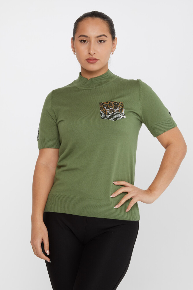 Sweter dzianinowy z nadrukiem w panterkę, haftem i stójką w kolorze khaki - 31623 | KAZEE (zestaw 4 sztuk M-L-XL-2XL) - 1