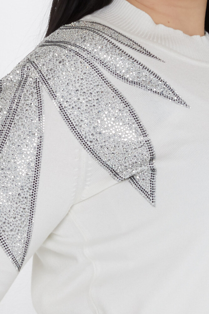 Sweter dzianinowy z haftowanym kamieniem na ramionach i stójką w kolorze ecru - 31601 | KAZEE (zestaw 3 sztuk M-L-XL) - 4