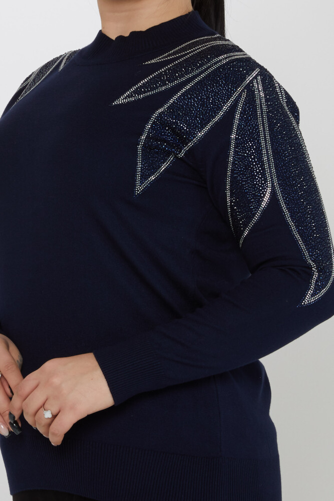 Sweter dzianinowy z haftowanymi kamieniami na ramionach i stojącym kołnierzem w kolorze granatowym - 31601 | KAZEE (zestaw 3 sztuk M-L-XL) - 3