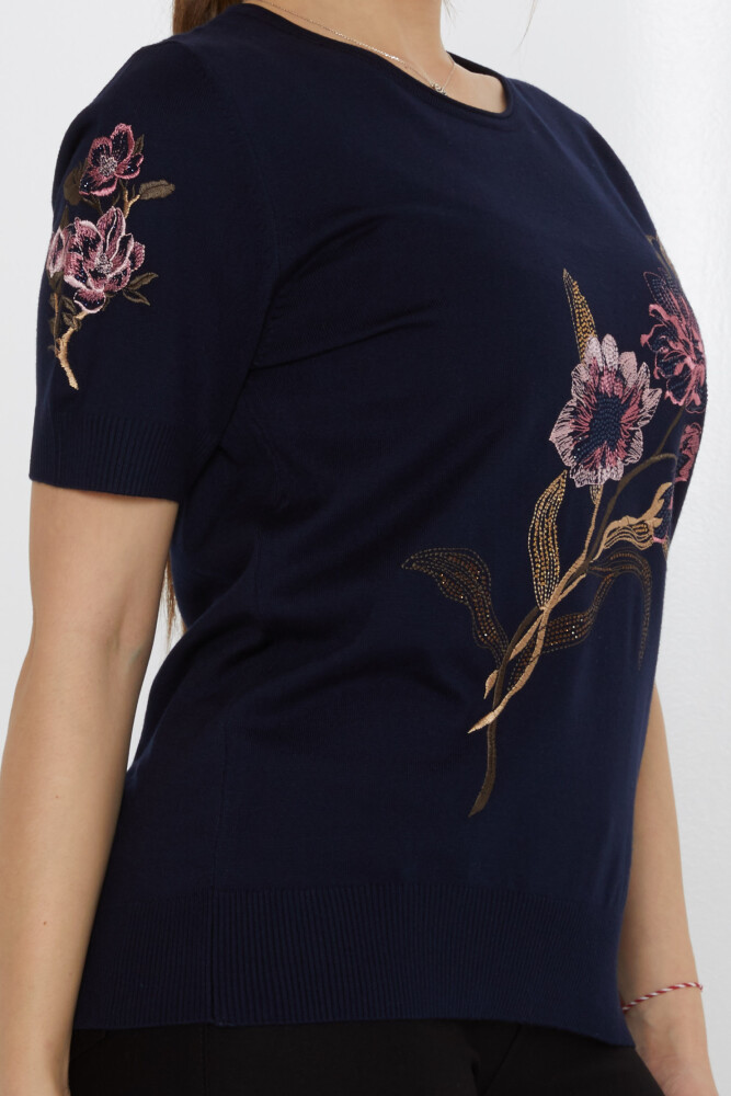 Sweter dzianinowy z haftem kwiatowym w kolorze granatowym - 31725 | KAZEE (Zestaw 3 sztuk L-XL-2XL) - 4