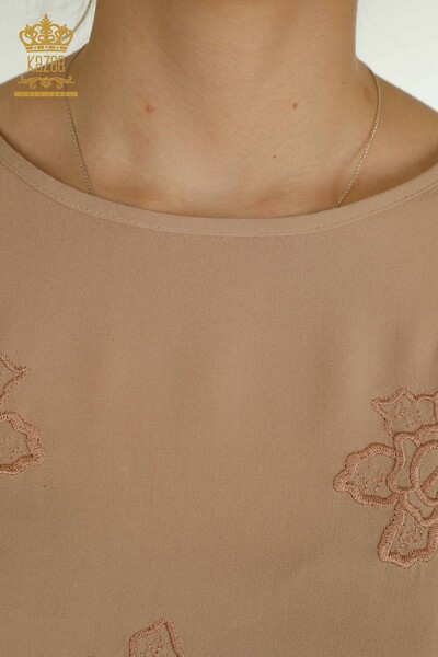 Toptan Kadın Bluz Çiçek Nakışlı Bej - 79127 | KAZEE - Thumbnail