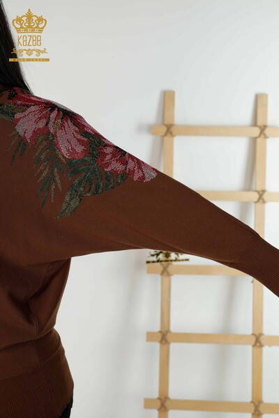 Venta al por mayor Suéter de Punto para Mujer Detalle Floral en el Hombro Marrón - 16133 | kazee - Thumbnail