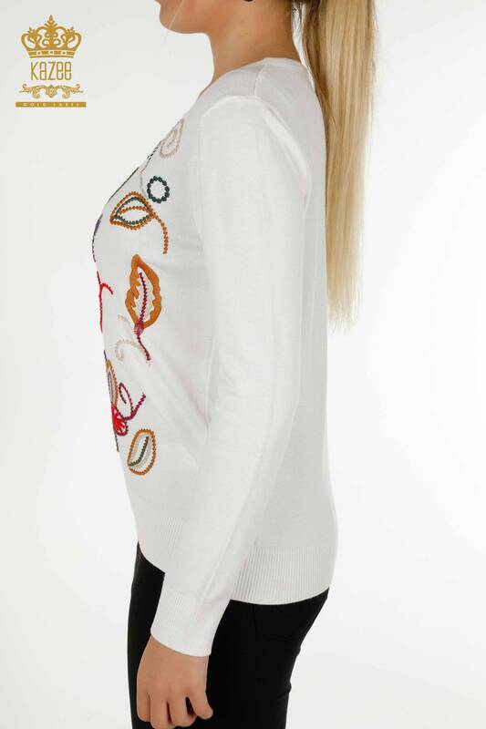 Pull en tricot pour femme en gros écru avec motif brodé - 30652 | KAZEE
