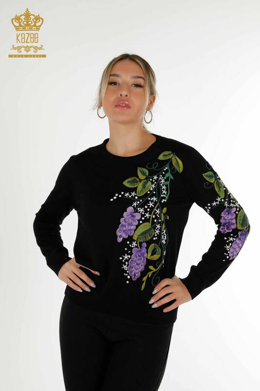 Pull en tricot pour femmes en gros noir avec broderie de fleurs colorées - 16934 | KAZEE