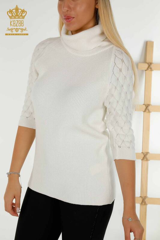 Vente en gros de tricots pour femmes pull à col roulé et manches détaillées écru - 30560 | KAZEE