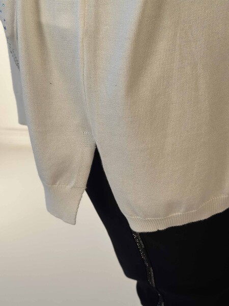 Vente en gros de tricots pour femmes pull pierre de cristal poche brodée écru détaillé - 30602 | KAZÉE - 6