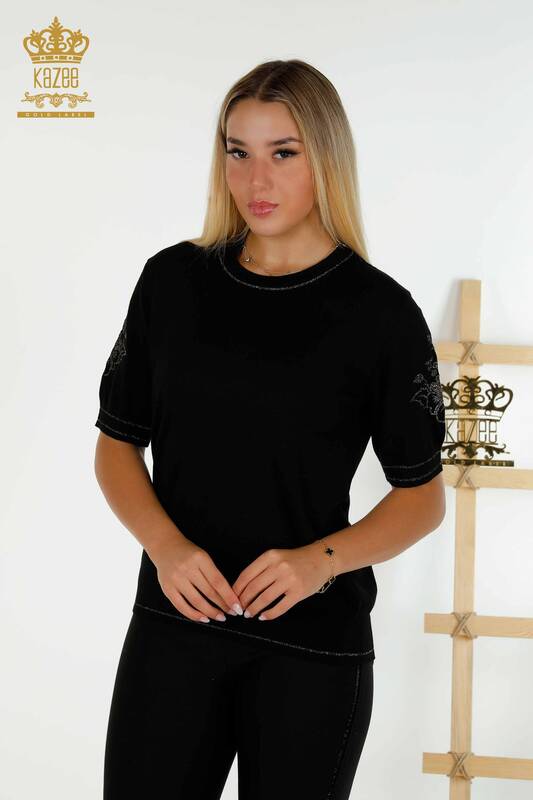 Pull en tricot pour femmes en gros noir avec broderie sur l'épaule - 30498 | KAZEE