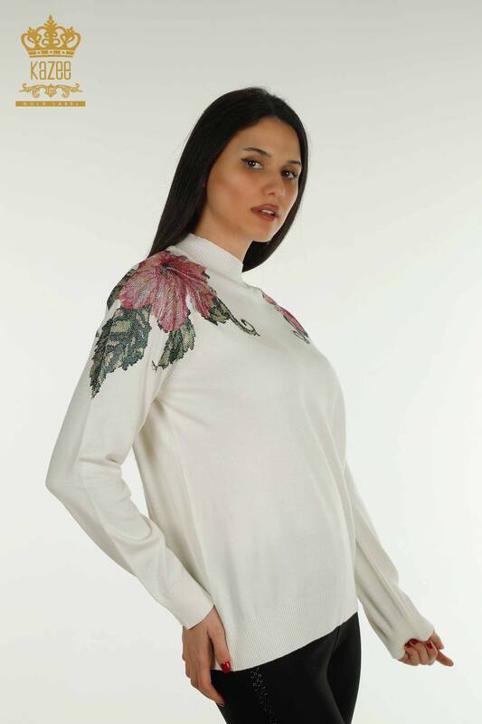 Vente en gros de tricots pour femmes pull épaule fleur détaillé écru - 30542 | KAZEE