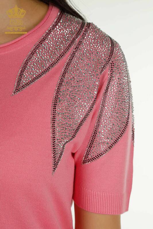 Vente en gros de tricots pour femmes pull épaule pierre brodée rose - 30792 | KAZEE