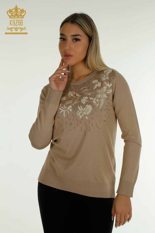 Vente en gros de tricots pour femmes pull fleur brodée beige - 16849 | KAZEE