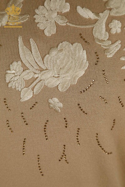 Vente en gros de tricots pour femmes pull fleur brodée beige - 16849 | KAZEE - Thumbnail