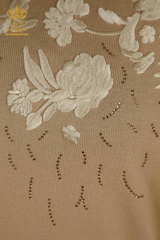 Vente en gros de tricots pour femmes pull fleur brodée beige - 16849 | KAZEE
