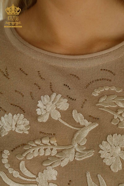 Vente en gros de tricots pour femmes pull fleur brodée beige - 16849 | KAZEE - Thumbnail