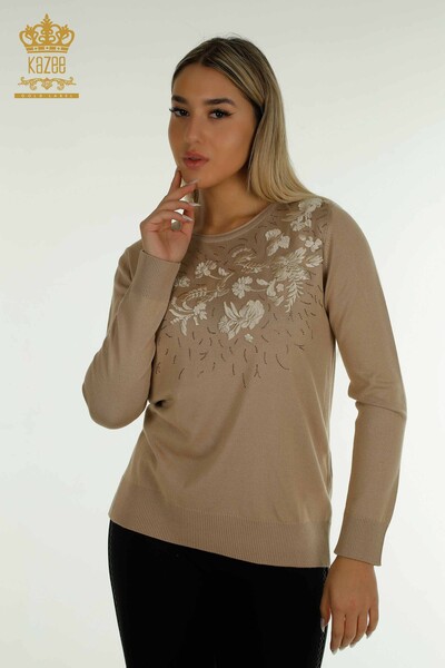 Vente en gros de tricots pour femmes pull fleur brodée beige - 16849 | KAZEE 