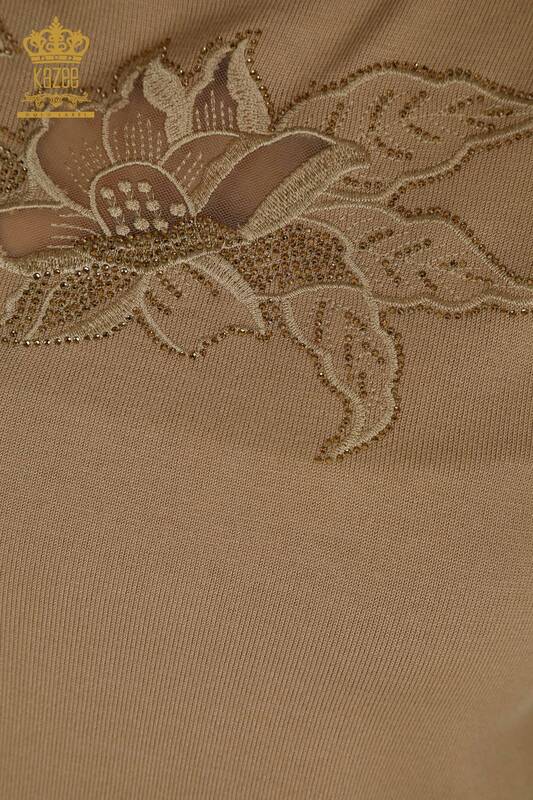 Vente en gros de tricots pour femmes pull fleur brodée beige - 30126 | KAZEE