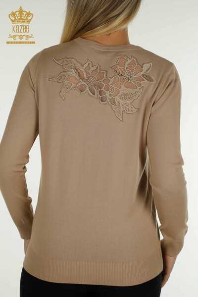 Vente en gros de tricots pour femmes pull fleur brodée beige - 30126 | KAZEE - Thumbnail
