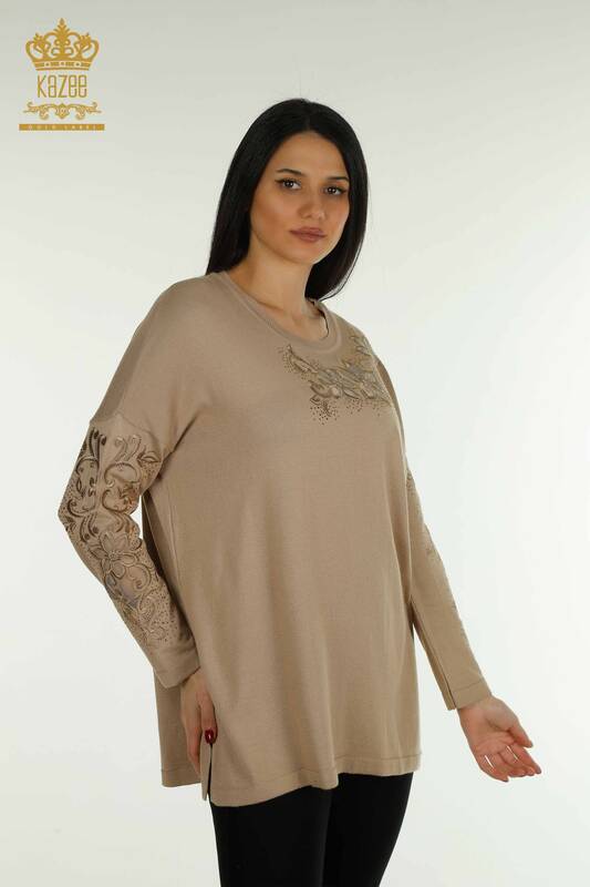 Vente en gros de tricots pour femmes pull fleur brodée beige - 30527 | KAZEE