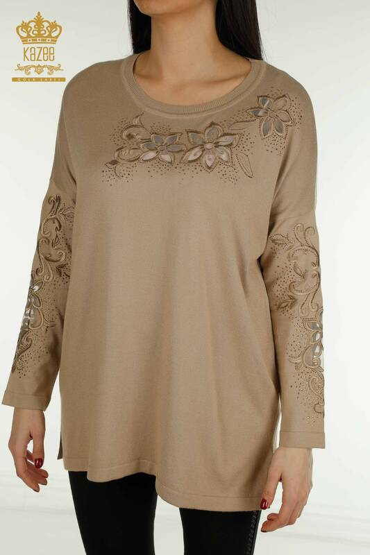 Vente en gros de tricots pour femmes pull fleur brodée beige - 30527 | KAZEE