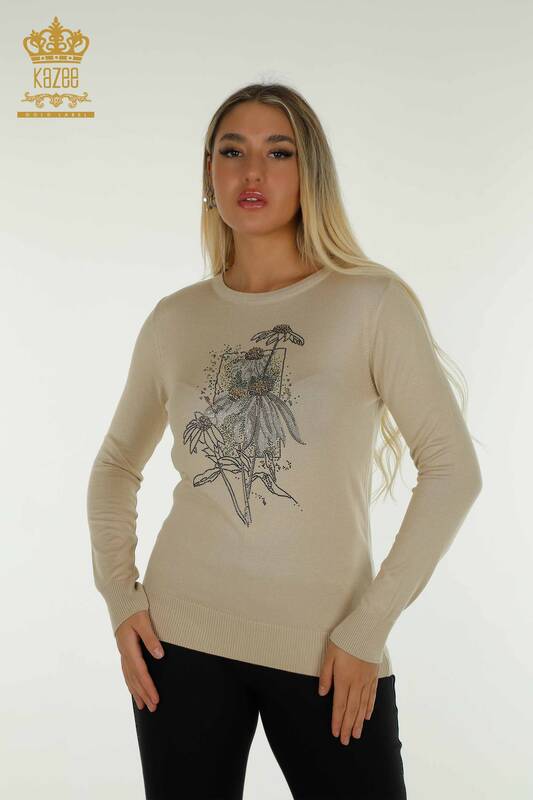 Vente en gros de tricots pour femmes pull fleur brodée beige - 30612 | KAZEE