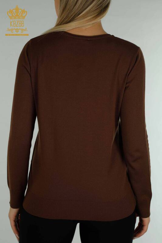 Vente en gros de tricots pour femmes pull fleur brodée marron - 16849 | KAZEE