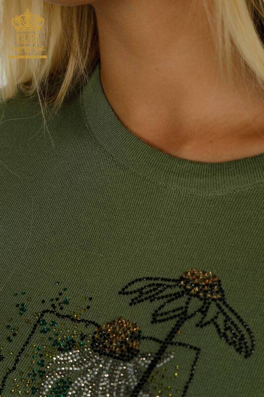 Vente en gros de tricots pour femmes pull fleur brodée kaki - 30612 | KAZEE