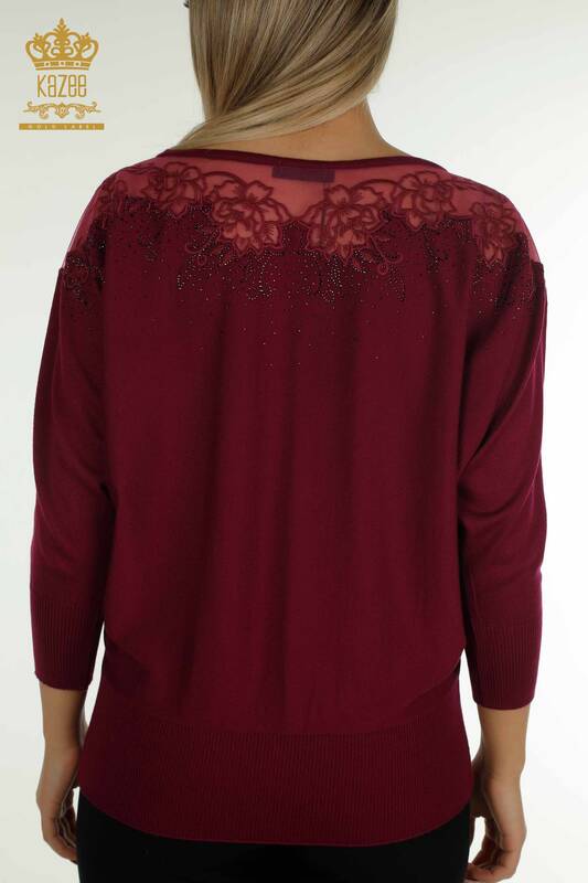 Vente en gros de tricots pour femmes pull fleur brodée lilas - 30228 | KAZEE