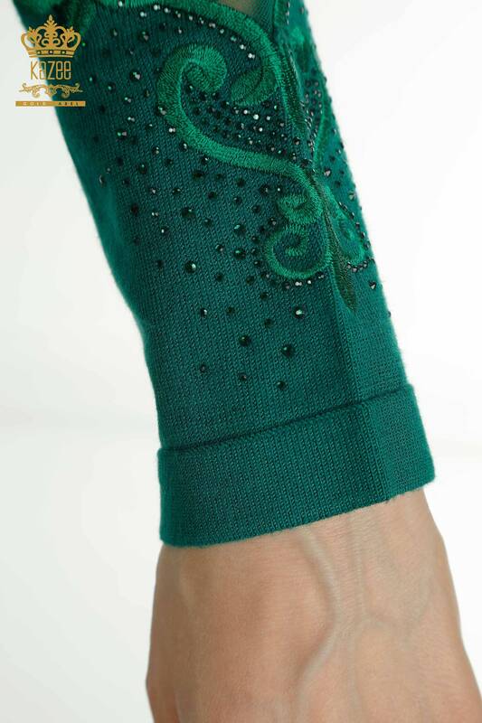 Pull en tricot pour femmes en gros vert avec broderie florale - 30527 | KAZEE