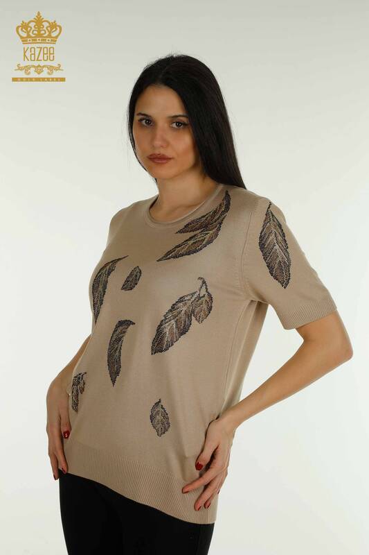 Vente en gros de tricots pour femmes pull à motifs de feuilles beige - 30477 | KAZEE