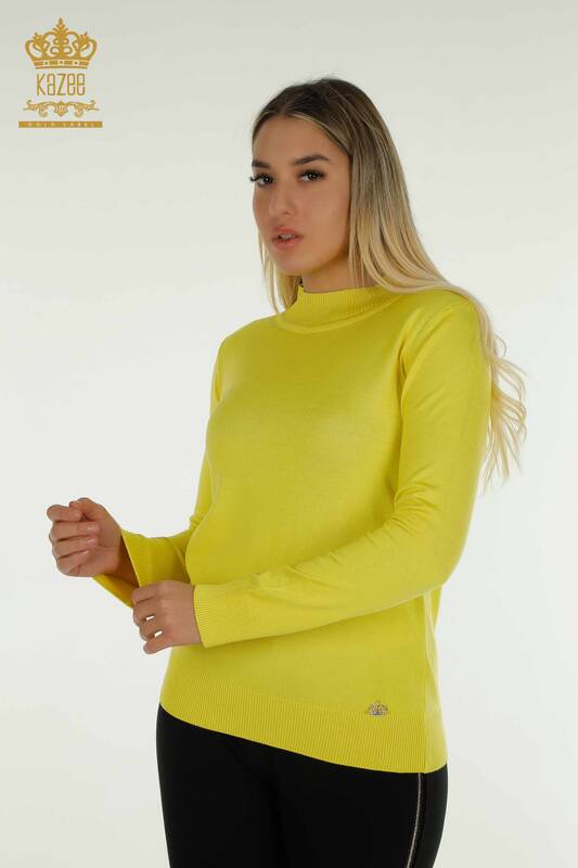 Vente en gros de tricots pour femmes pull col haut basique jaune - 30613 | KAZEE