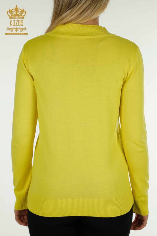 Vente en gros de tricots pour femmes pull col haut basique jaune - 30613 | KAZEE