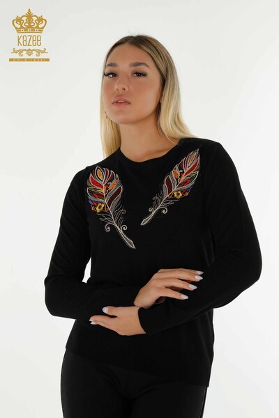 Pull en tricot pour femmes en gros noir avec broderie colorée - 30147 | KAZEE - Thumbnail
