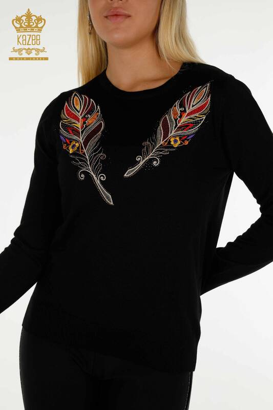 Pull en tricot pour femmes en gros noir avec broderie colorée - 30147 | KAZEE