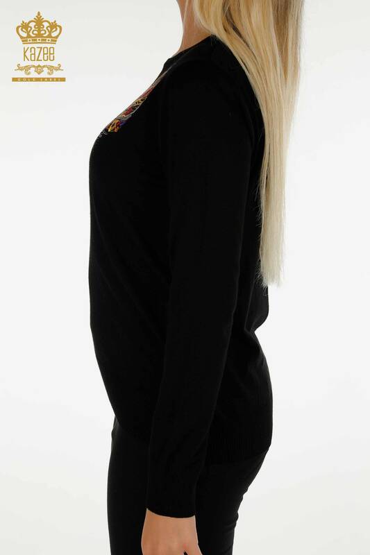 Pull en tricot pour femmes en gros noir avec broderie colorée - 30147 | KAZEE