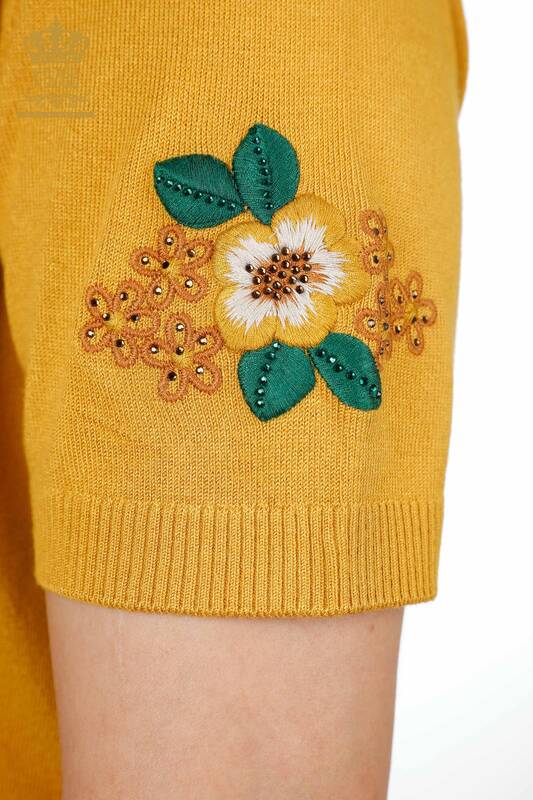 Vente en gros de tricots pour femmes à col montant brodé floral modèle américain - 16811 | KAZEE